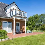 Holiday home Haushaelfte Schobuell Nordstrand